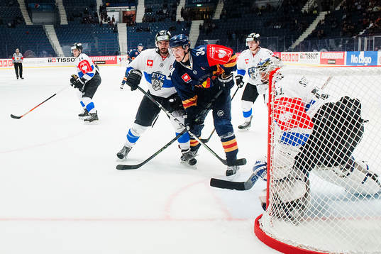 Djurgårdens Daniel Brodin framför mål