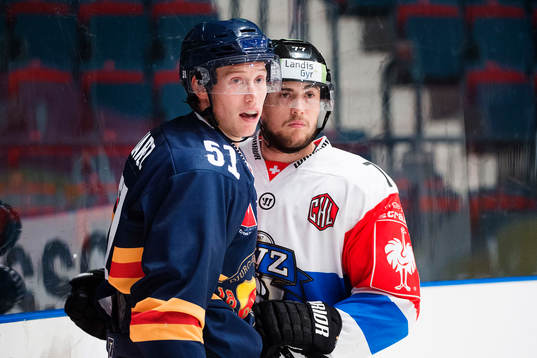 Djurgårdens Robin Alvarez och Zugs Robin Grossmann