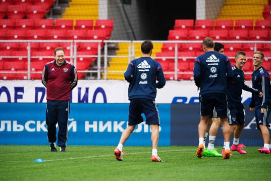 Förbundskapten Leonid Slutskiy ler på Rysslands