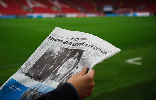 En sportreporter läser en rysk tidning med Zlatan