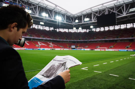 En sportreporter läser en rysk tidning med Zlatan
