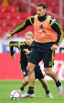 Oscar Lewicki och Zlatan Ibrahimovic kämpar om bollen på