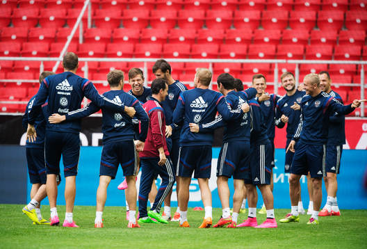 Spelare skrattar på Rysslands fotbollslandslag träning