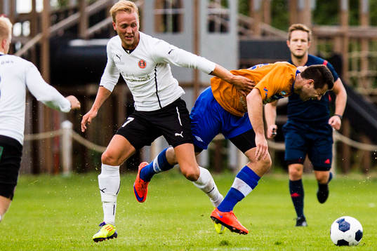 Hittarps Johan Wester och Vejbys Albin Subasic i närkamp