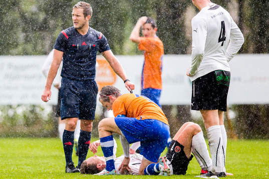 Domaren Besart Hasani stannar vid Hittarps Anton Ridell