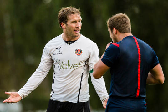 Hittarps Felix Erlanson i diskussion med Domaren Besart