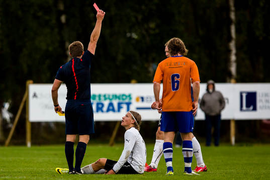 Domaren Besart Hasani ger Hittarps Jonathan Olsson rött