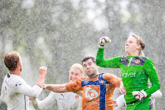Hittarps målvakt Marcus Werner Rupprecht går ut för att