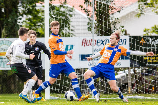 Vejbys spelare försvarar på mållinjen