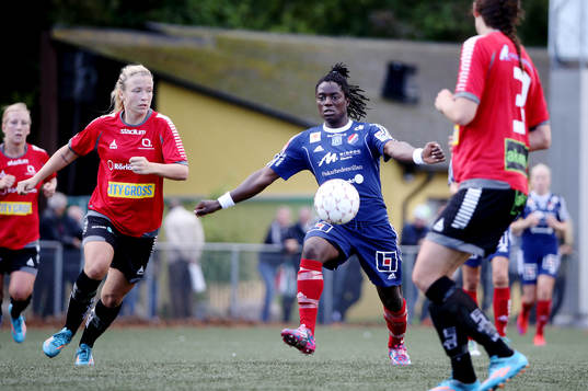 s Katja Jönsson och Kvarnsvedens Tabita Chawinga i