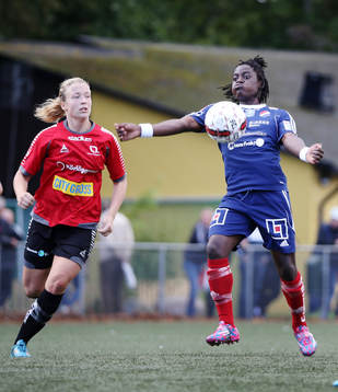 s Katja Jönsson och Kvarnsvedens Tabita Chawinga i