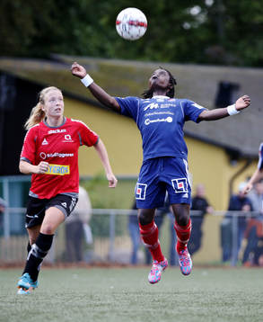 s Katja Jönsson och Kvarnsvedens Tabita Chawinga i