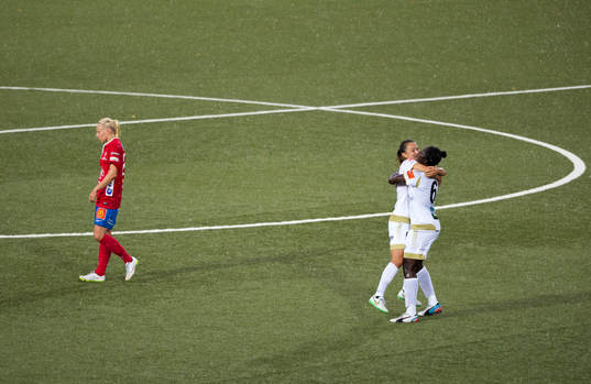 Rosengårds Ali Riley och Anita Asante jublar