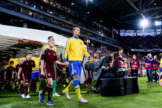 Sveriges Zlatan Ibrahimovic gör entré