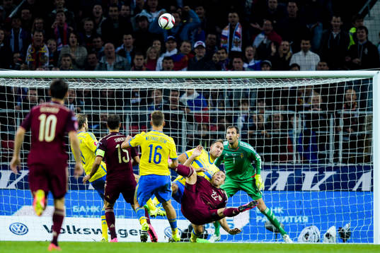 Rysslands Artem Dzyuba med en farlig målchans mot Sveriges