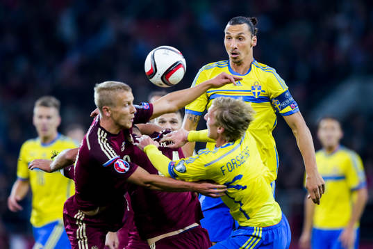 Rysslands Igor Smolnikov i kamp om bollen med Sveriges
