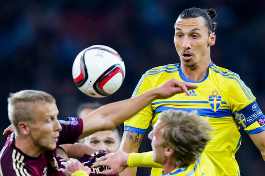 Rysslands Igor Smolnikov i kamp om bollen med Sveriges