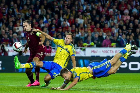 Sveriges Andreas Granqvist och Pontus Wernbloom kastar sig