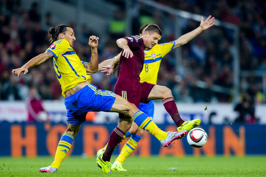 Rysslands Igor Denisov tar sig förbi Sveriges Zlatan