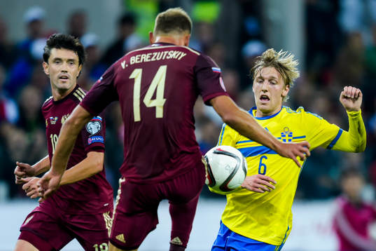 Sveriges Emil Forsberg mot Rysslands Yury Zhirkov och