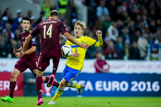 Sveriges Emil Forsberg mot Rysslands Yury Zhirkov och