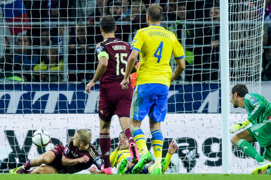 Rysslands Artem Dzyuba (ej i bild) gör 1-0 bakom Sveriges