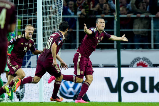 Rysslands Artem Dzyuba (tv) jublar