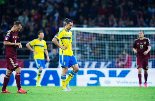 Sveriges Zlatan Ibrahimovic deppar när han lämnar plan