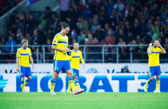 Sveriges Zlatan Ibrahimovic deppar när han lämnar plan