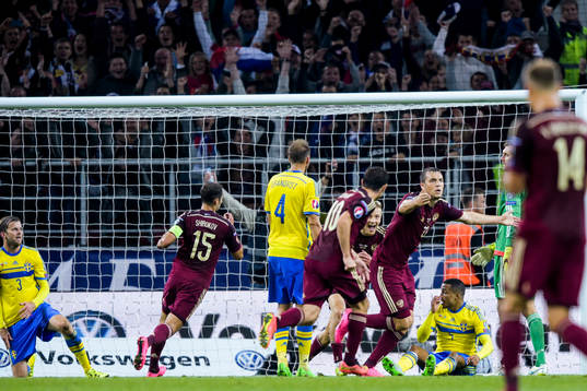Rysslands Artem Dzyuba (th) jublar