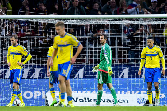 Sveriges Mikael Antonsson, målvakt Andreas Isaksson och