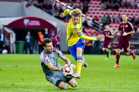 Rysslands målvakt Igor Akinfeev stoppar ett friläge från