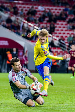 Rysslands målvakt Igor Akinfeev stoppar ett friläge från