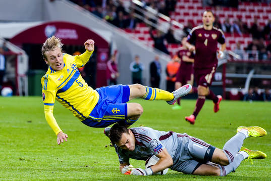 Rysslands målvakt Igor Akinfeev stoppar ett friläge från