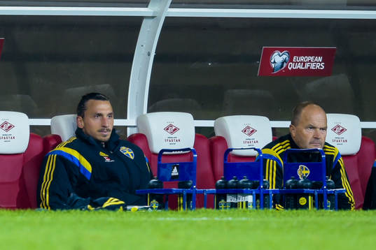 Sveriges Zlatan Ibrahimovic på bänken i andra halvlek