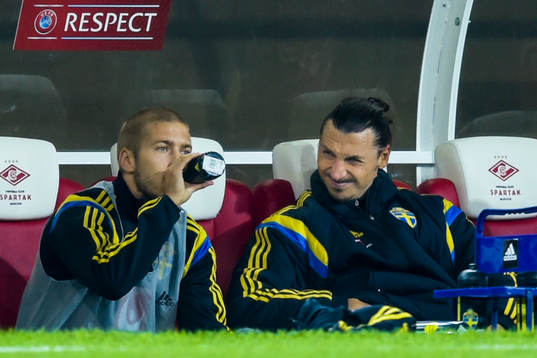 Sveriges Zlatan Ibrahimovic grimaserar på bänken i andra