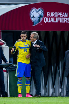 Sveriges Marcus Berg får instruktioner av förbundskapten
