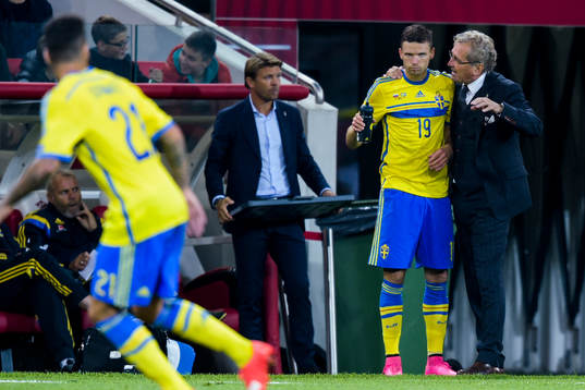 Sveriges Marcus Berg får instruktioner av förbundskapten