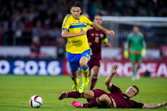 Sveriges Albin Ekdal tar sig förbi Rysslands Alexander