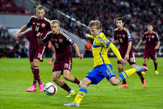 Sveriges Emil Forsberg laddar för skott