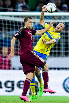 Rysslands Artem Dzyuba trycker till Sveriges Andreas