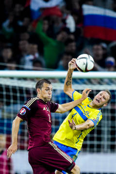 Rysslands Artem Dzyuba trycker till Sveriges Andreas