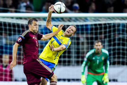 Rysslands Artem Dzyuba trycker till Sveriges Andreas
