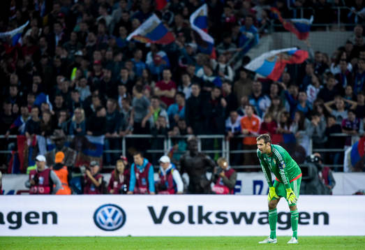 Sveriges målvakt Andreas Isaksson deppar
