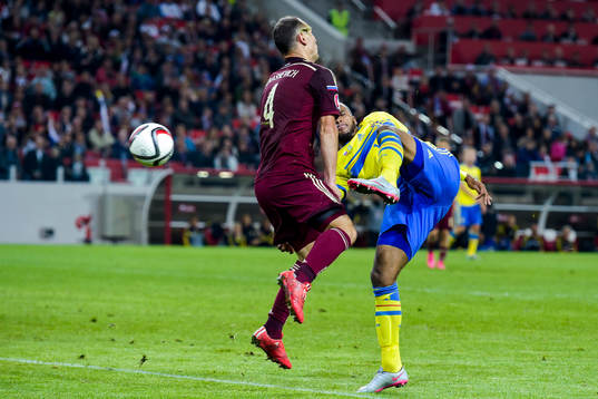 Sveriges Isaac Kiese Thelin med målchans med han stoppas
