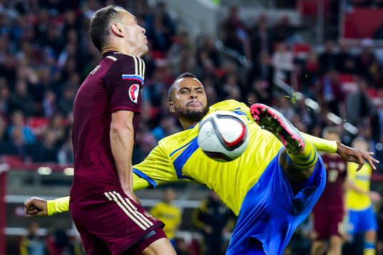 Sveriges Isaac Kiese Thelin med målchans mot Rysslands