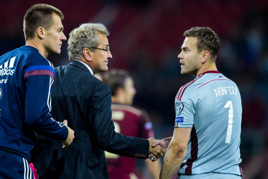 Rysslands målvakt Igor Akinfeev tackar Sveriges