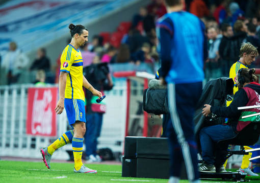 Sveriges Zlatan Ibrahimovic deppar när han lämnar plan