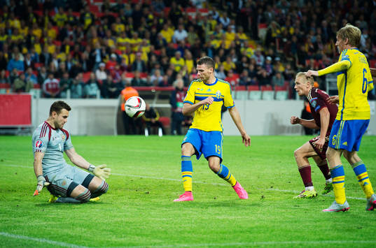 Rysslands målvakt Igor Akinfeev stoppar en målchans från