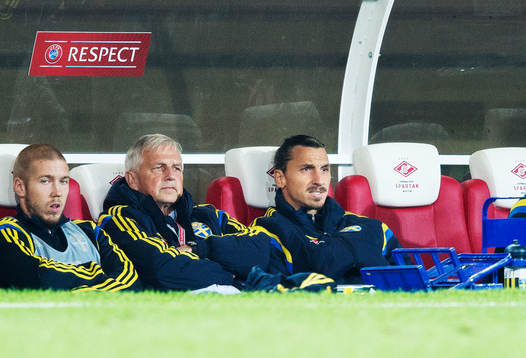 Sveriges Zlatan Ibrahimovic (t h) sitter på bänken i